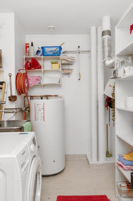 Tekniskt utrymme i flerbostadshus där tillträde ofta krävs för reliningarbete.